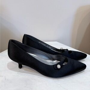 🔥Stuart Weitzman Black Kitten Heels with Crystal Accent Size 7 EUC🔥